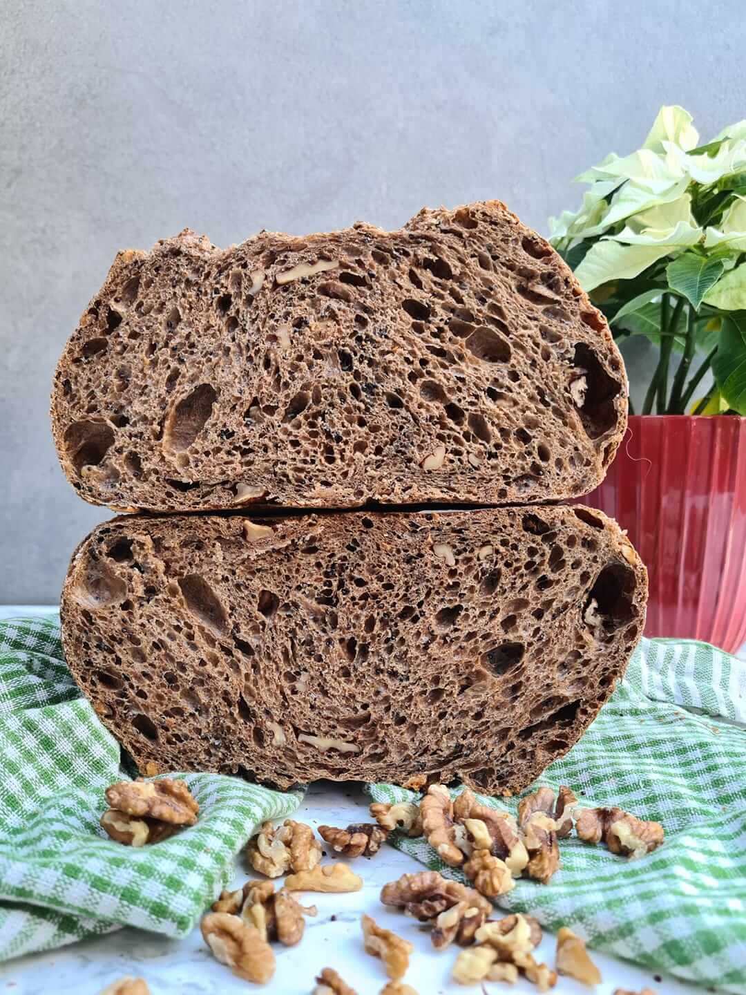 Tmavý chlieb s quinoou a orechmi